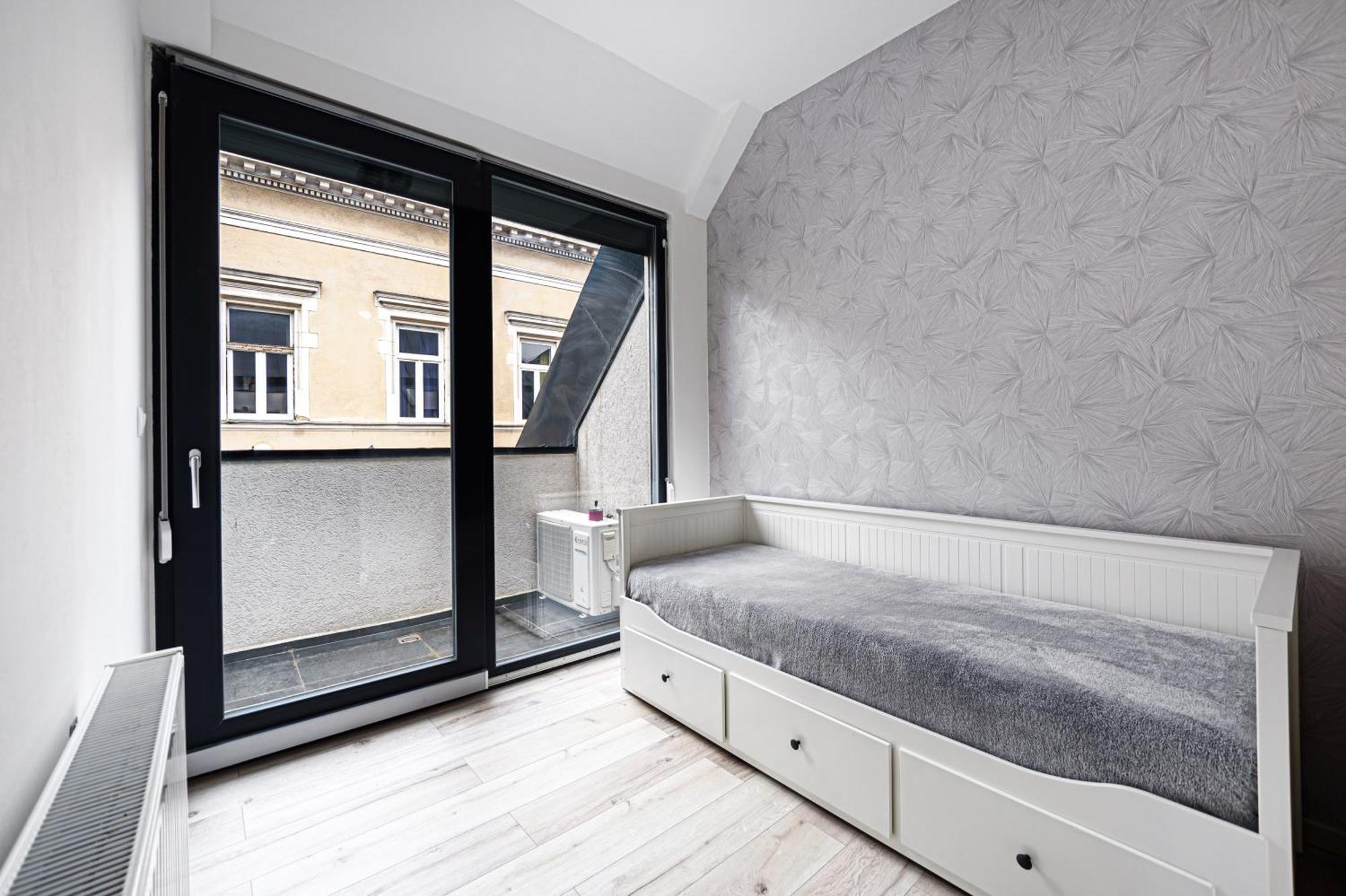 Dob Six * Budapest